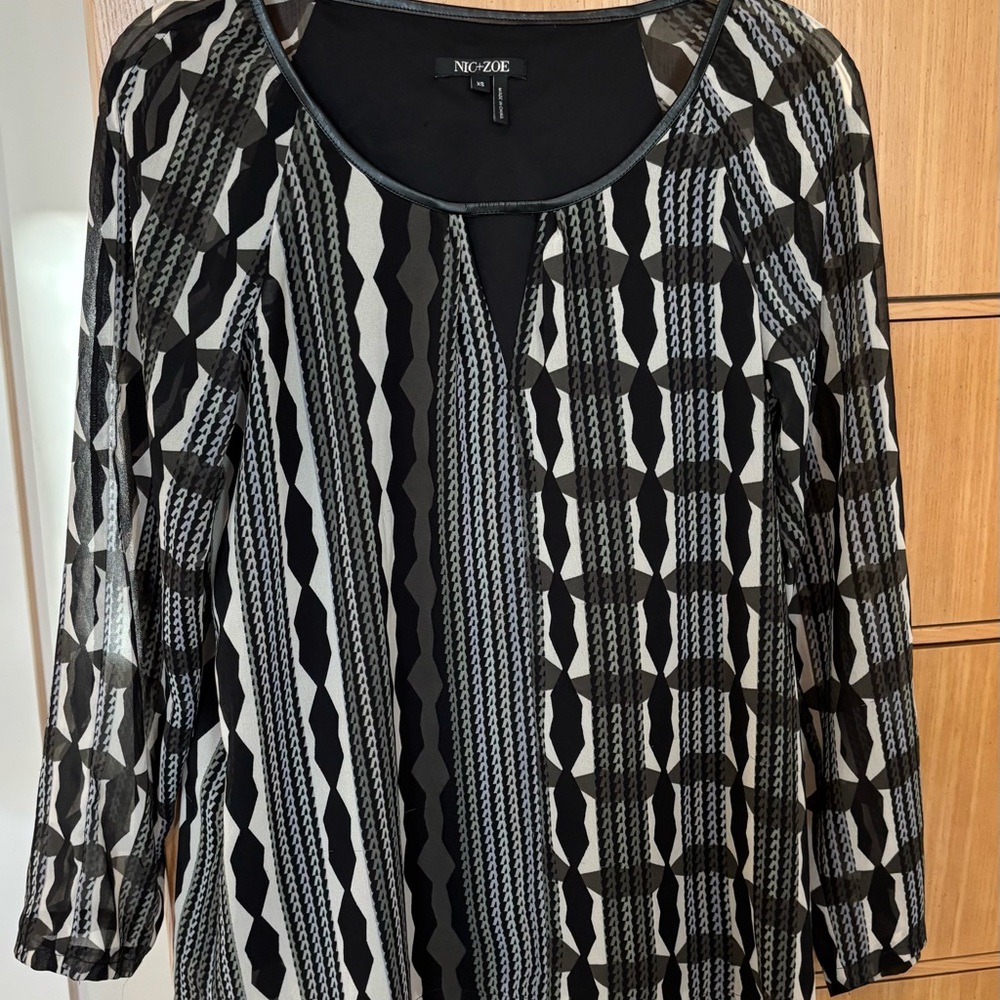 NIC+ZOE Black and White Graphic Blouse XS